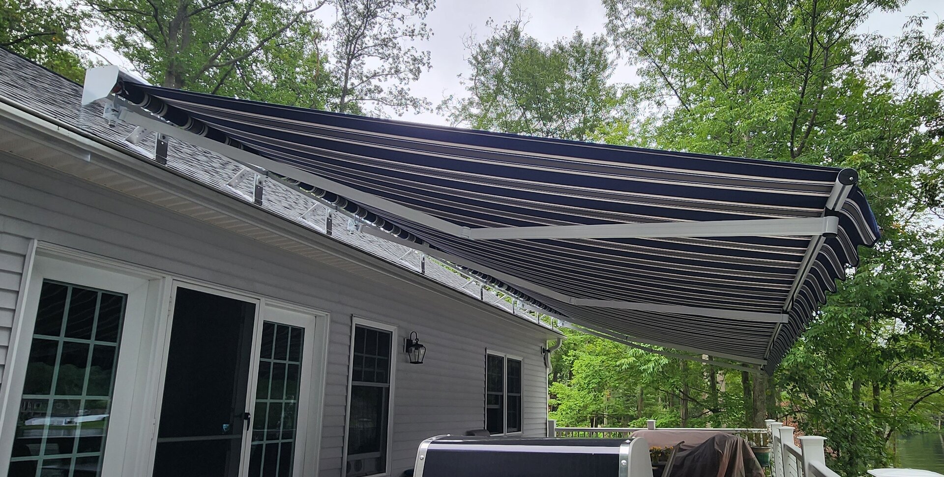 Leveler roof mount with hood